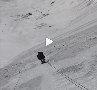 别称登山者正在艰辛登攀。（视频截图）